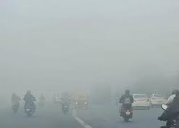 Today Weather Update: दिल्ली में शीतलहर और कोहरे का कहर, यूपी के स्कूल को किए गए बंद !