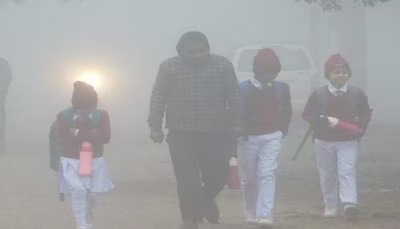 Today Weather Update: दिल्ली में शीतलहर और कोहरे का कहर, यूपी के स्कूल को किए गए बंद !
