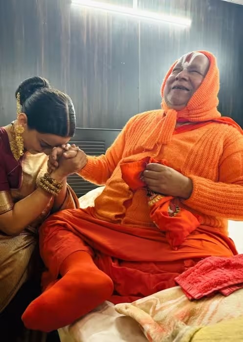 Ram Mandir Pran Pratishtha: राम के नाम में लीन हुई कंगना रनौत, एक्ट्रेस तस्वीरें शेयर कर दे रही Ram Mandir की अपडेट...