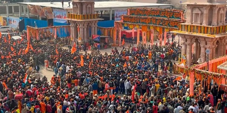 Ram Mandir: अयोध्या में उमड़ी श्रद्धालुओं की भीड़, पहले दिन 5 लाख श्रद्धालुओं ने किए दर्शन, भीड़ देख सीएम ने की लोगों से अपील।