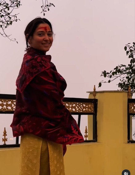 Tamannaah Bhatia: तमन्ना भाटिया हुई माता कामाख्या देवी के भक्ति में लीन, एक्ट्रेस की तस्वीरें हो रही वायरल...