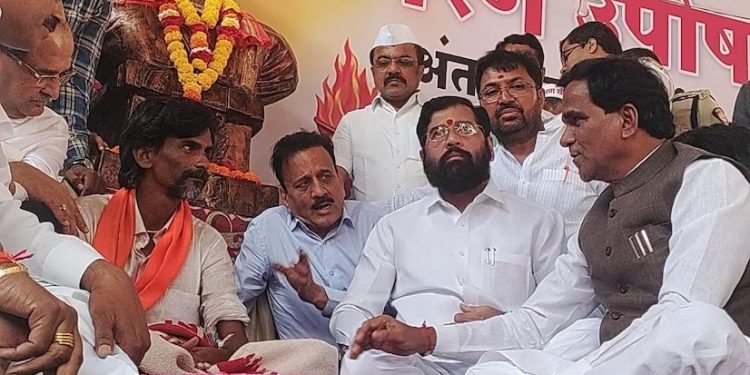 Maharashtra: लंबे समय से चल रहे मराठा आरक्षण आंदोलन हुआ खत्म, मनोज जरांगे सीएम शिंदे के हाथों तोड़ेंगे अपना अनशन!