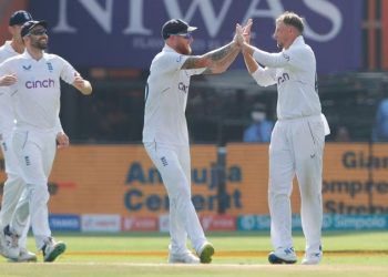 Ind Vs Eng: ताश के पत्तों की तरह बिखरी भारतीय टीम, हार्टली की शानदार गेंदबाजी, इंग्लिंश टीम ने पहले टेस्ट में मारी बाजी!