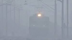 Weather Report: शीत लहर का कहर ढाया, घने कोहरे की वजह से ये ट्रेनें हुईं लेट