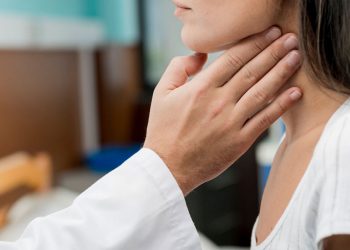 Thyroid symptoms: सर्दियों में क्यों होता है थायराइड, किस वजह से बढ़ता है खतरा?