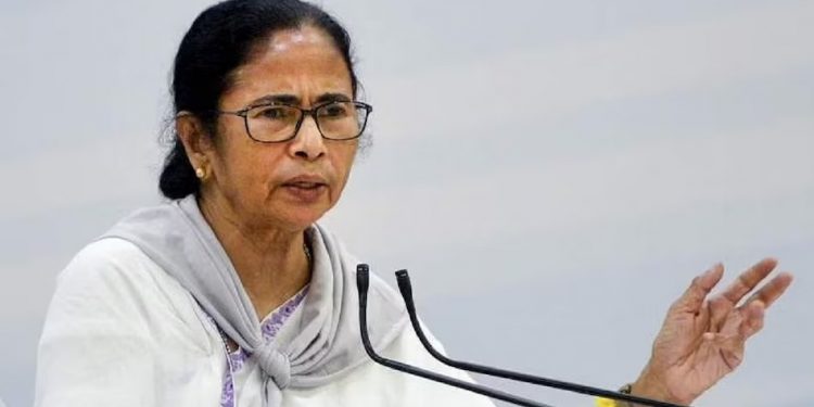 Mamata Banerjee: ममता बनर्जी ने साधा बीजेपी पर निशाना, बोली- 'क्या हम सभी चोर है और वे सभी संत है...'