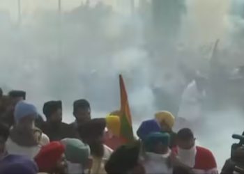 Farmers Protest Live: किसानों पर दागे गए आंसू गैस के गोले, शंभू बॉर्डर हुआ धुंआ-धुंआ !