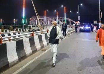 PM Modi in Varanasi: बनारस की सड़कों पर देर रात दिखें PM मोदी, हर-हर महादेव का नारा लगाकर लोगों ने किया अभिवादन