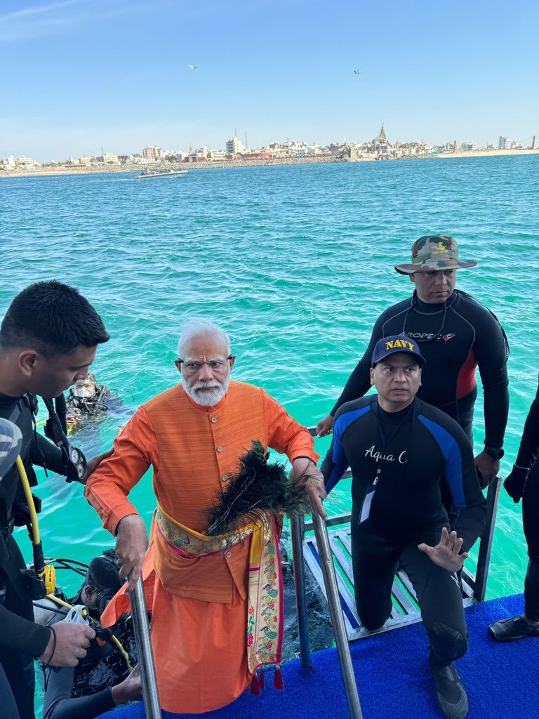 PM Modi: 'पानी में डूबी द्वारिका नगरी में प्रार्थना करना बहुत ही दिव्य', PM मोदी ने की स्कूबा डाइविंग, फोटोज वायरल 