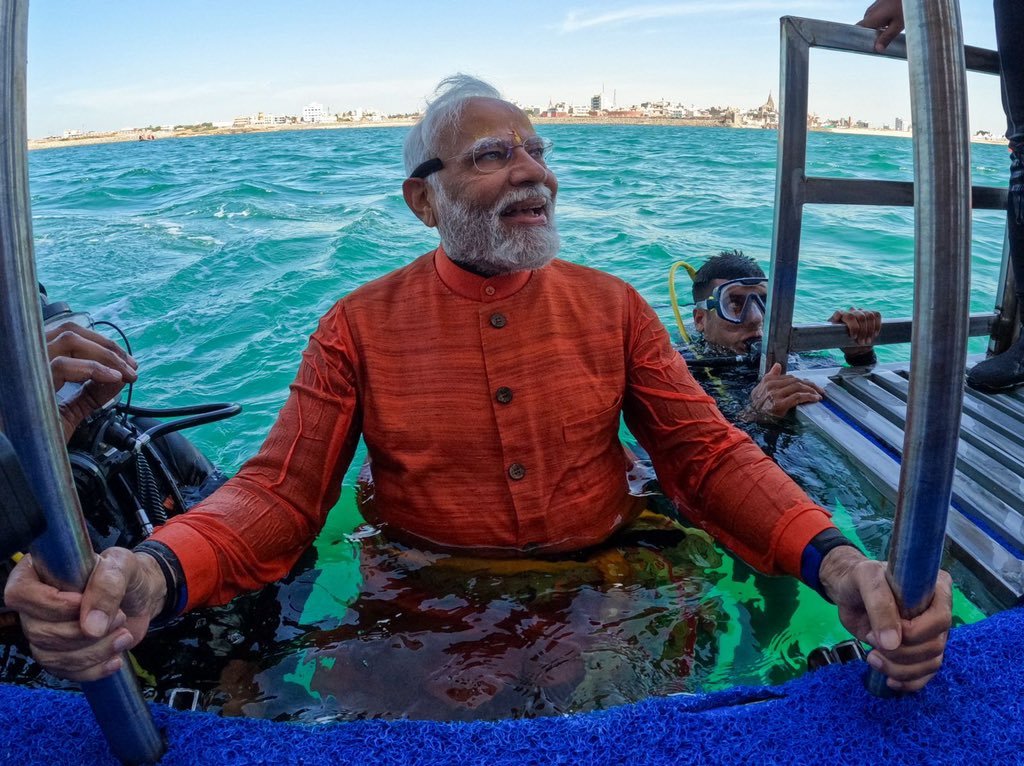 PM Modi: 'पानी में डूबी द्वारिका नगरी में प्रार्थना करना बहुत ही दिव्य', PM मोदी ने की स्कूबा डाइविंग, फोटोज वायरल 