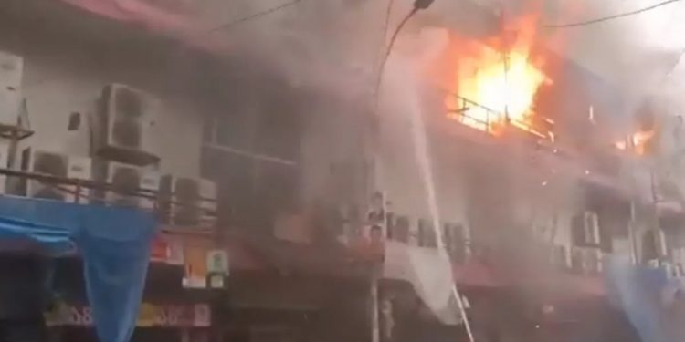 Bangladesh Fire:ढाका के शॉपिंग मॉल में आग लगने से हड़कंप, 44 की मौत कई घायल, जान बचाने के लिए बिल्डिंग से कूदे लोग !