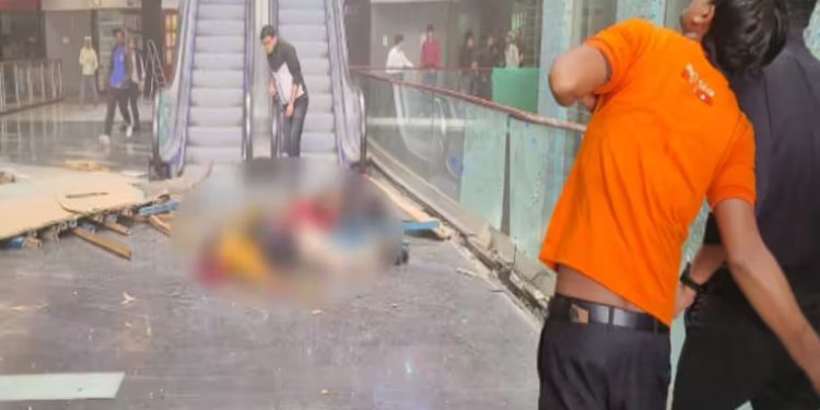 Greater Noida: ग्रेटर नोएडा के 'ब्लू सफायर मॉल' की छत से गिरी ग्रिल, 2 लोगों की हुई मौत, पुलिस कर रही जांच !