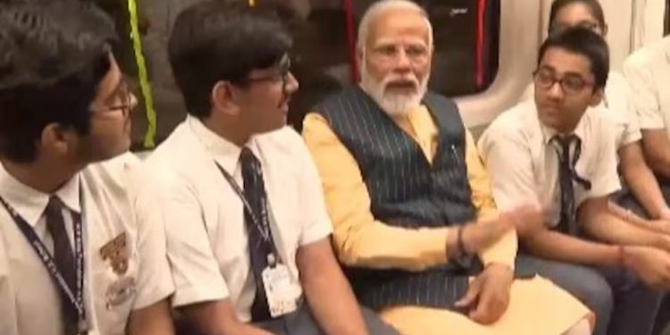 Underwater Metro Rail: देश में पहली बार पानी के नीचे दौड़ी मेट्रो, PM मोदी ने किया उद्घाटन, बच्चों से की बातचीत