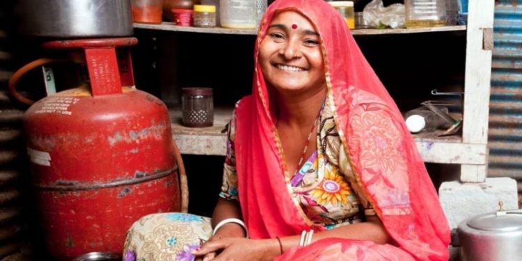 LPG Cylinder Price: अंतरराष्ट्रीय महिला दिवस पर PM मोदी का महिलाओं के लिए सौगता, LPG की कीमत में 100 रुपए छूट का ऐलान