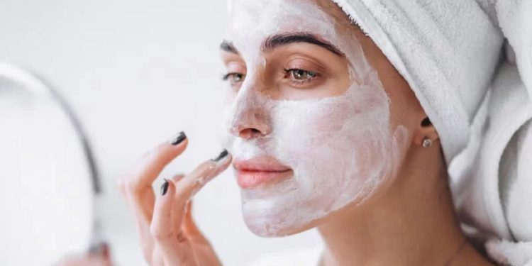 Beauty Tips: महिला दिवस के खास अवसर पर खुद के चेहरे से करे प्यार, घर पर बनाएं आसान फेस पैक, चमक उठेगी त्वचा