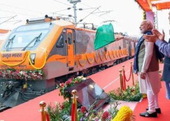 PM Modi: PM मोदी ने 10 वंदे भारत ट्रेनों को दिखाई हरी झंडी, 85,000 करोड़ की रेलवे परियोजनाओं की दी सौगात