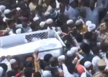Mukhtar Ansari Death: मुख्तार अंसारी का हुआ सुपुर्द-ए-खाक, सिर्फ परिवार वालों को मिट्टी देने की इजाजत, पत्नी और बड़ा बेटा नहीं रहे मौजूद
