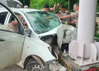 Noida: तेज रफ्तार ने ली तीन लोगों की जान, पोल से जा टकराई बेकाबू कार