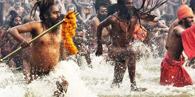 Mahakumbh 2025: आखिर क्यों नागा साधुओं को मिलता है अमृत स्नान का पहला हक़ ? जानिए पौराणिक कारण