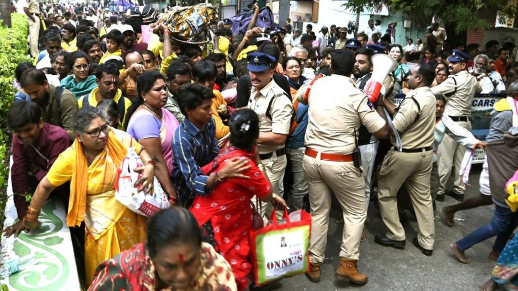 Andhra Pradesh : तिरुपति मंदिर में मौत का तांडव ! मची भगदड़, 6 श्रद्धालुओं की मौत 