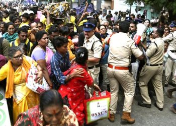 Andhra Pradesh : तिरुपति मंदिर में मौत का तांडव ! मची भगदड़, 6 श्रद्धालुओं की मौत 