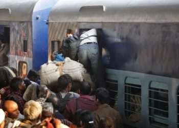 Mahakumbh 2025 : झांसी रेलवे स्टेशन पर कुंभ जाने वाले यात्रियों में मची भगदड़, टल गया बड़ा हादसा 