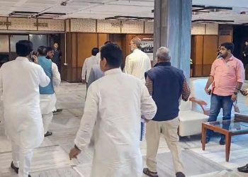 Waqf Bill : वक्फ पर JPC बैठक में जबरदस्त हंगामा, 10 सांसद हुए सस्पेंड 