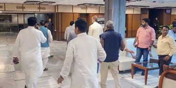 Waqf Bill : वक्फ पर JPC बैठक में जबरदस्त हंगामा, 10 सांसद हुए सस्पेंड 