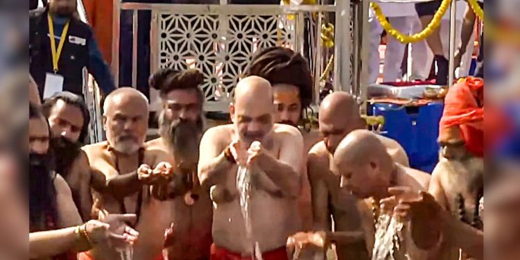 Mahakumbh 2025 : अमित शाह ने संगम में लगाई डुबकी, CM योगी और बाबा रामदेव भी रहे मौजूद 