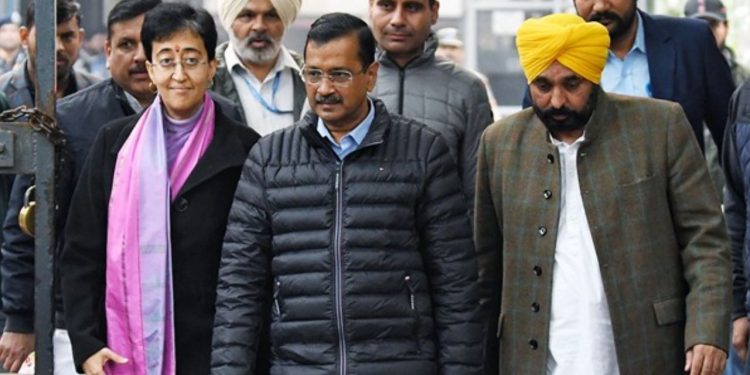 Delhi Election 2025 : चुनाव आयोग से मिलने जाएंगे केजरीवाल, आतिशी और पंजाब CM भी रहेंगे साथ 