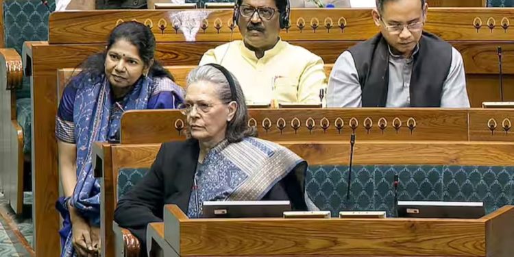 Union Budget 2025: ‘Poor Lady…’, राष्ट्रपति को ये क्या बोल गईं सोनिया गांधी 