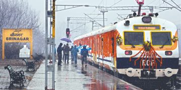 Indian Railway: दिल्लीवालों का टूटा सपना!, ‘धरती के स्वर्ग’ के लिए नहीं मिलेगी डायरेक्ट ट्रेन 