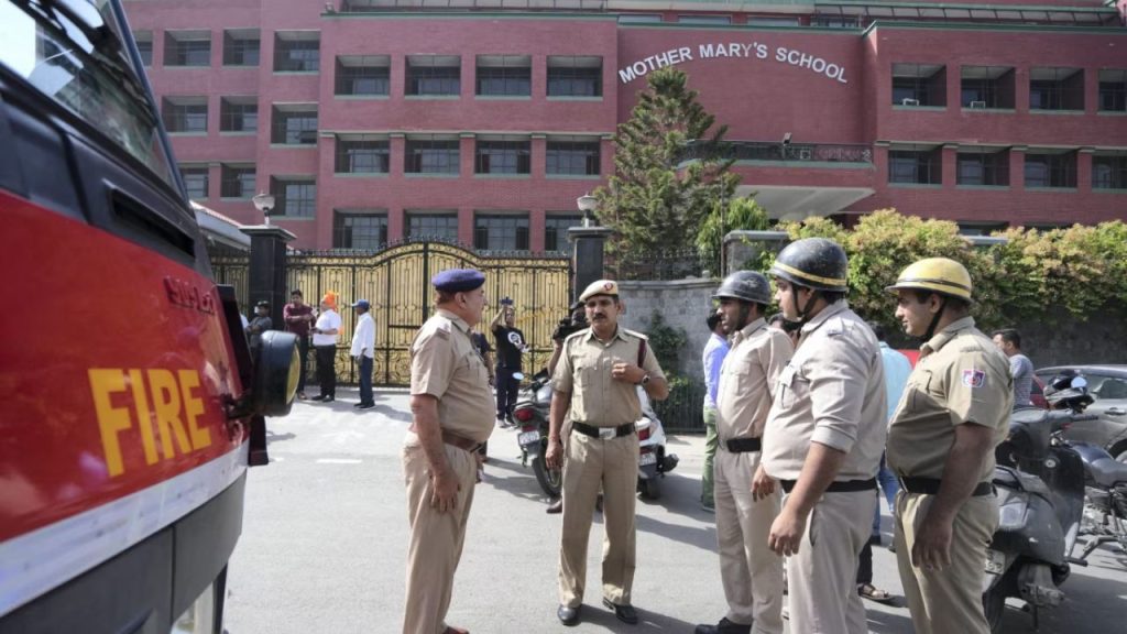 Delhi Bomb Threat : दिल्ली में बम वाली धमकी का हुआ पर्दाफाश, 12वीं का छात्र भेज रहा था थ्रेट मेल
