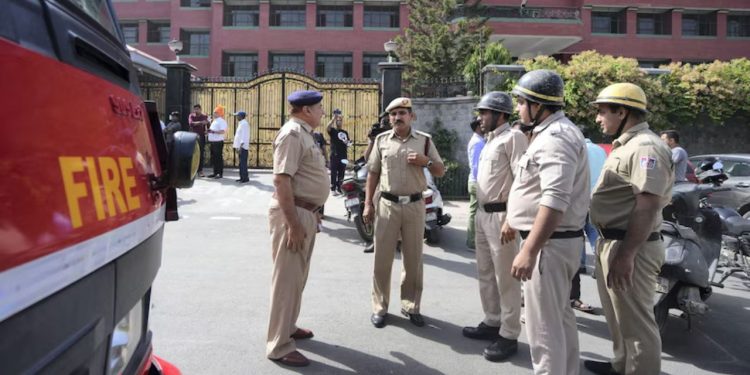 Bomb Threat: नोएडा के स्कूलों को मिली बम से उड़ाने की धमकी, पुलिस ने किया खुलासा