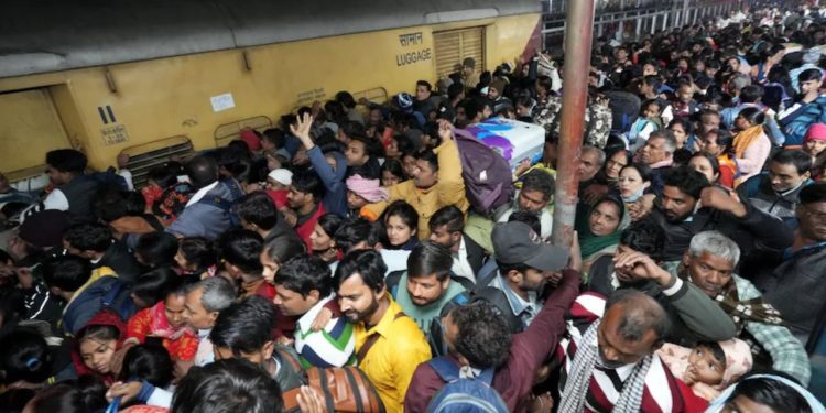 New Delhi Railway Station Stampede: नई दिल्ली स्टेशन का भयानक मंजर, भगदड़ में 18 लोगों की हुई मौत