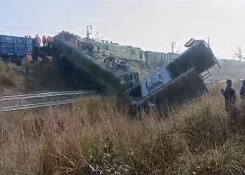 Fatehpur : फतेहपुर में टला बड़ा रेल हादसा, पटरी से उतरा मालगाड़ी का इंजन