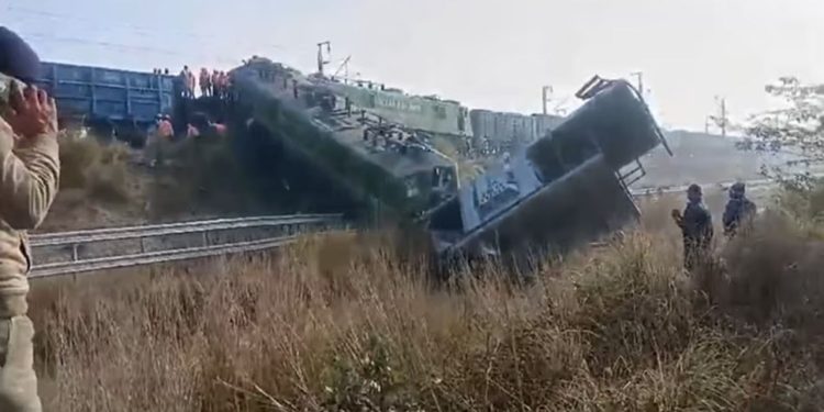 Fatehpur : फतेहपुर में टला बड़ा रेल हादसा, पटरी से उतरा मालगाड़ी का इंजन