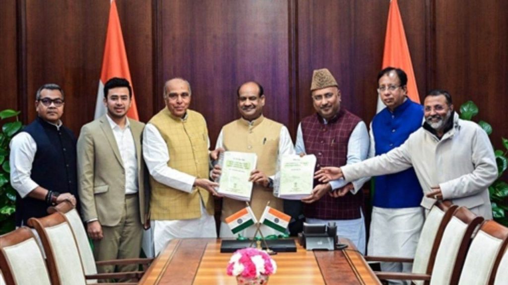 Waqf bill : वक़्फ बिल पर घमासान जारी, आज संसद में पेश होगी जेपीसी रिपोर्ट