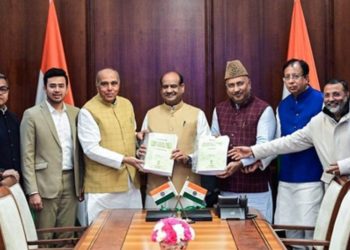 Waqf bill : वक़्फ बिल पर घमासान जारी, आज संसद में पेश होगी जेपीसी रिपोर्ट