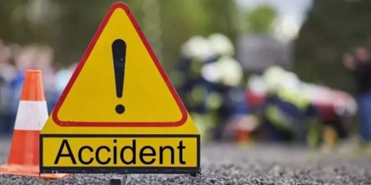Gujarat Bus Accident: महाकुंभ से लौट रही बस हादसे का शिकार, 7 लोगों की मौत, 15 घायल