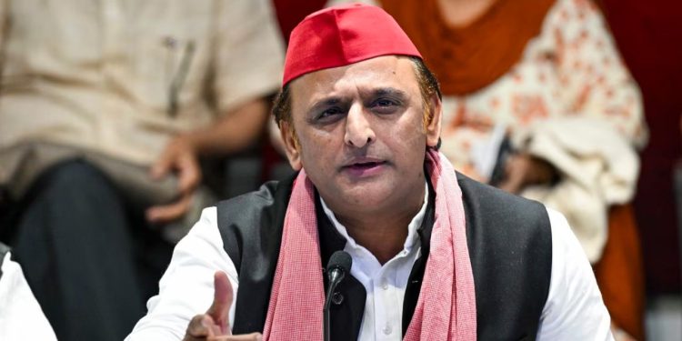 Milkipur By Election: चुनाव आयोग के खिलाफ बयान देकर बुरे फंसे अखिलेश ! “चुनाव आयोग मृत…”