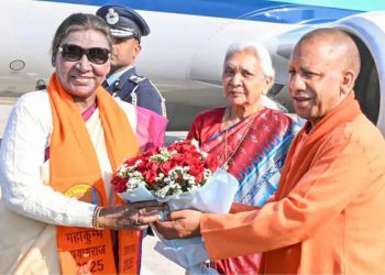 MahaKumbh 2025: राष्ट्रपति द्रौपदी मुर्मू पहुंची महाकुंभ, संगम में लगाई आस्था की डुबकी