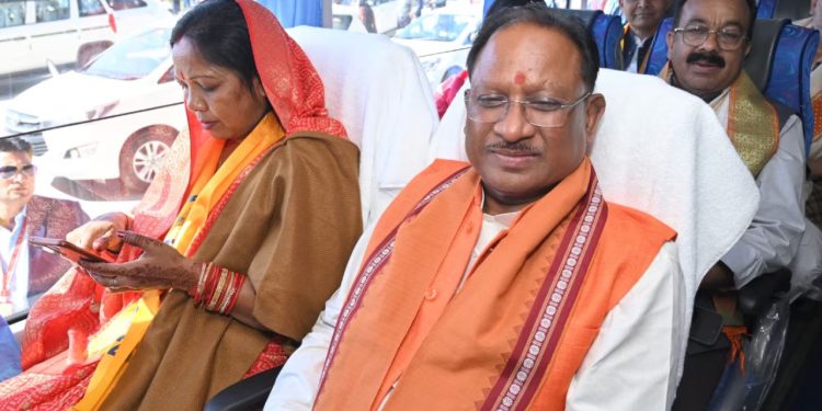 Mahakumbh 2025 : विधायकों संग प्रयागराज पहुंचे सीएम साय, संगम में लगाई आस्था की डुबकी 