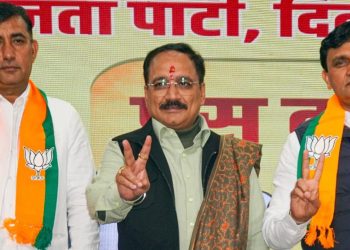 Delhi: AAP को एक और झटका, 3 पार्षद BJP में हुए शामिल