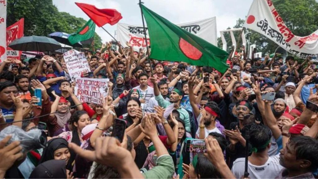 Bangladesh : यूनुस के हाथ से जाएगी बांग्लादेश की सत्ता! छात्रों ने किया नई पार्टी बनाने का ऐलान