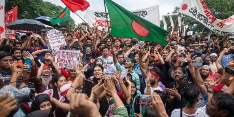 Bangladesh : यूनुस के हाथ से जाएगी बांग्लादेश की सत्ता! छात्रों ने किया नई पार्टी बनाने का ऐलान