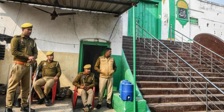 Sambhal Masjid : संभल के मस्जिद में नहीं होगी रंगाई-पुताई! इलाहाबाद हाई कोर्ट ने जारी किया आदेश