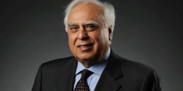 Delhi Polls 2025 : कपिल सिब्बल ने किया मतदान, बोले “चुनाव में शुद्धता जरूरी”