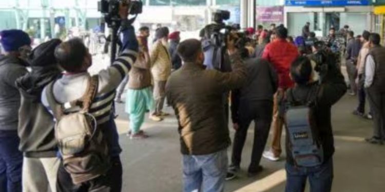 Indian Immigrants: अमेरिका से 104 भारतीय डिपोर्ट, अमृतसर में लैंड हुआ विमान