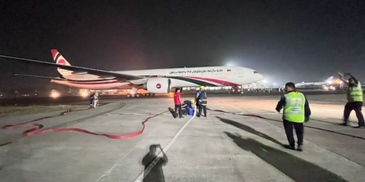 Bangladesh Plane Emergency Landing : भारत में हुई बांग्लादेशी प्लेन की इमरजेंसी लैंडिंग, दुबई जा रही थी फ्लाइट